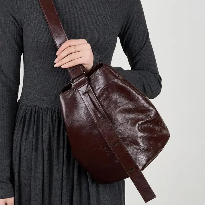 

High Quality First Layer Cowhide Pleated Hand Grasp Bucket Type Women's Bag Vintage Senior Sense Single Shoulder Crossbody Bag