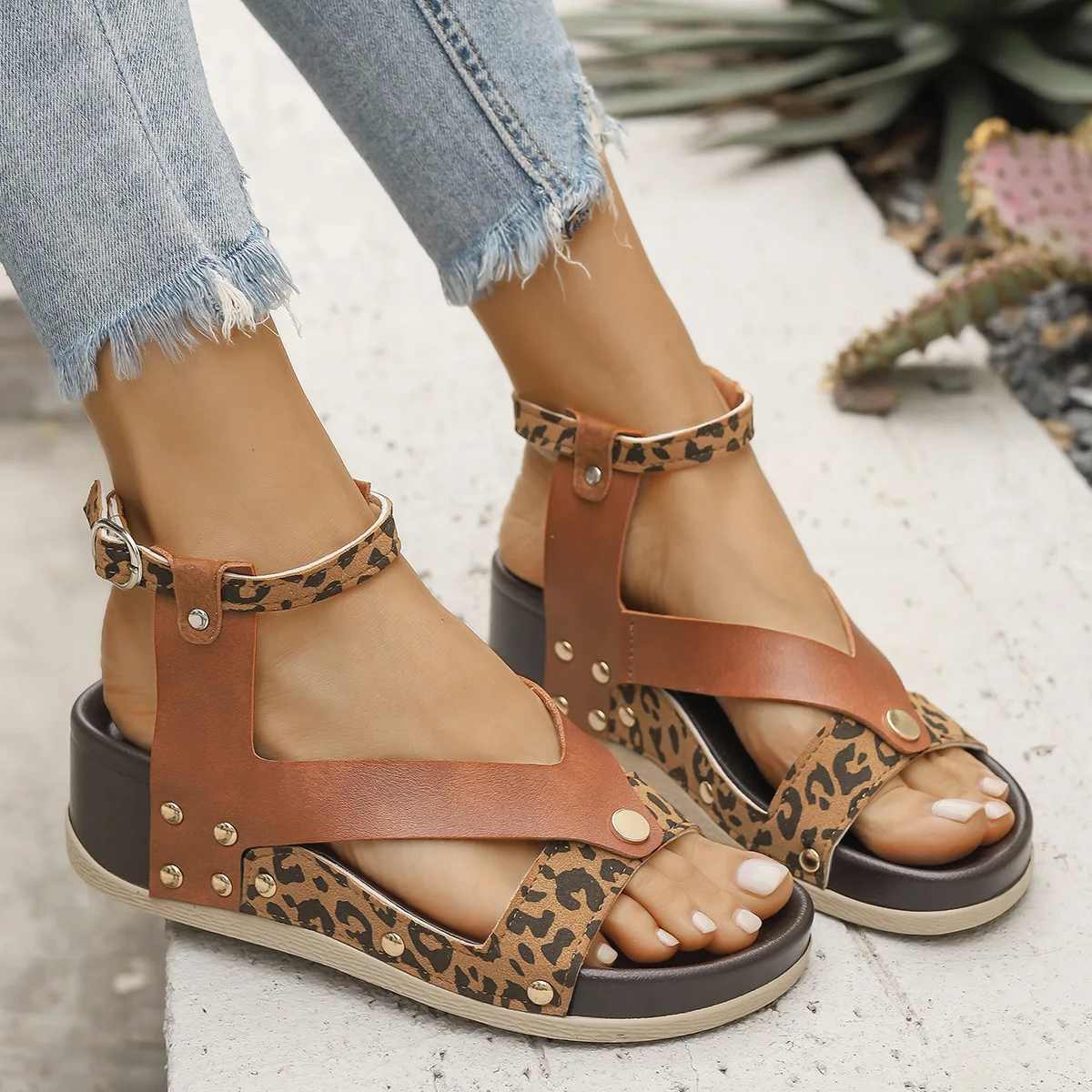 

New fashionable large-sized casual, durable, lightweight and versatile women's wedge heel thick-soled rivet sandals