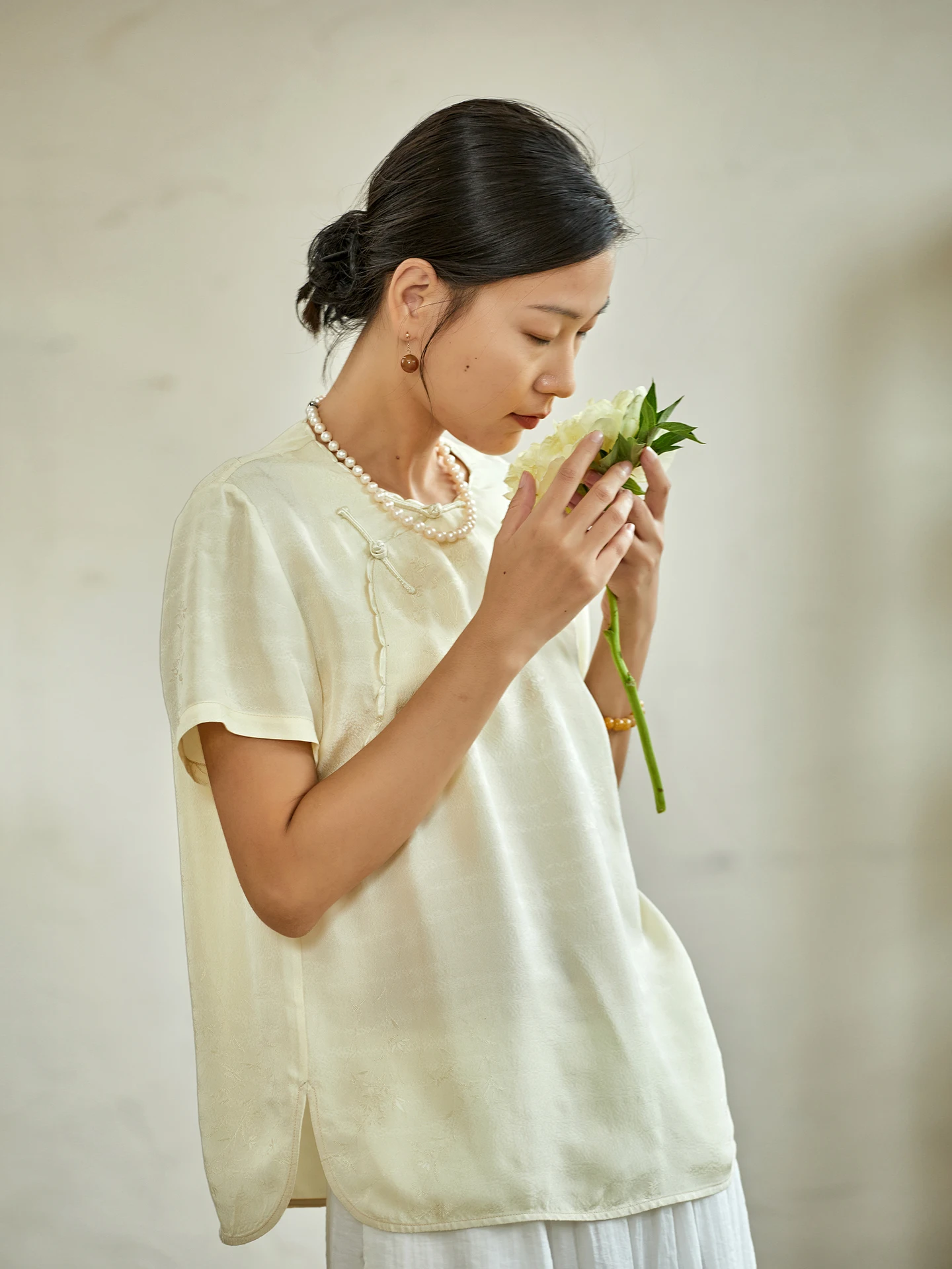 

Шелковые рубашки для женщин: Новая летняя рубашка в китайском стиле из натурального шелка, свободного кроя, с коротким рукавом, однотонная, на пуговицах