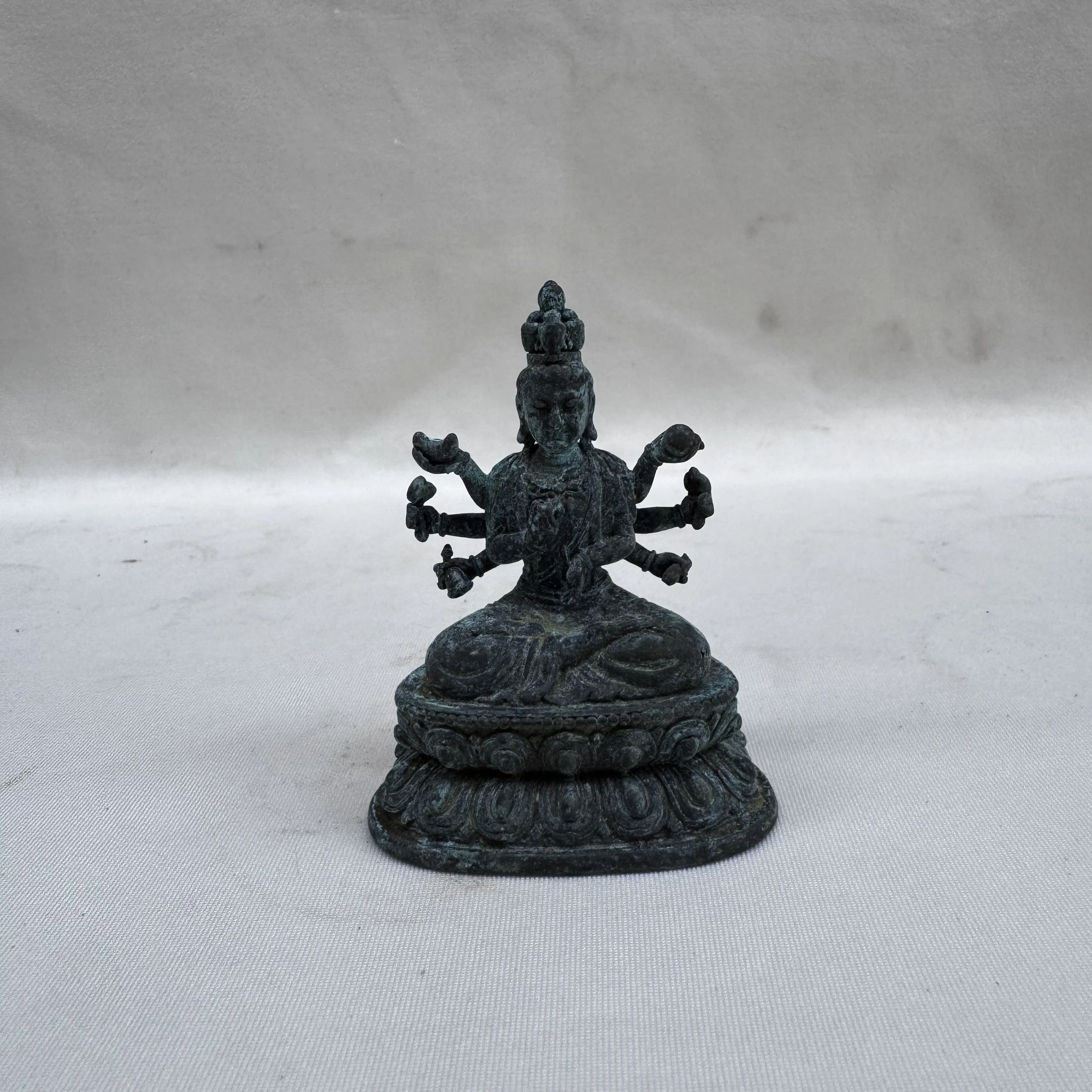 Handcrafted Brass Kwan Yin Statue - Exquisite Antique-Style Desk Decoration for Home Decor