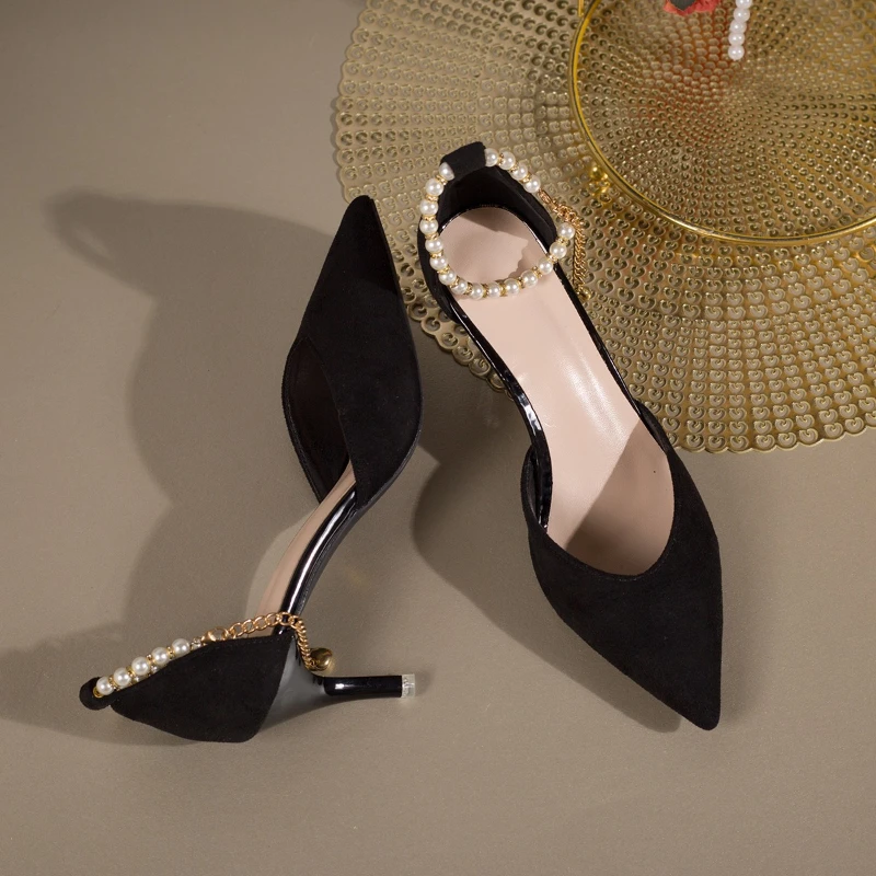 sapatos-de-festa-femininos-de-luxo-com-corrente-de-perolas-e-tira-no-tornozelo-scarpin-preto-de-salto-fino-e-bico-fino-verao-2026