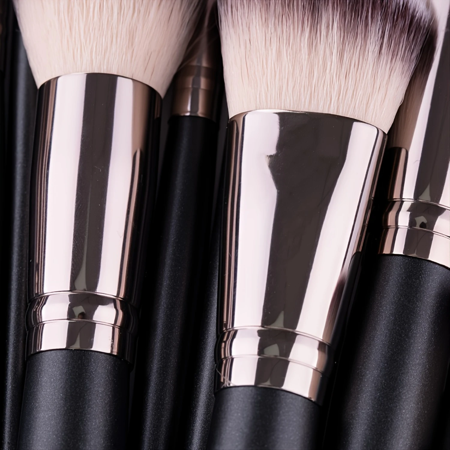 ชุดแปรงแต่งหน้ามืออาชีพ 15 ชิ้นพร้อมผมสังเคราะห์นุ่มและซองหนัง PU