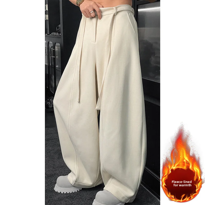 

Новые мужские повседневные брюки 2026 года: свободные, драпирующиеся, широкие штанины, из смесового полиэстера, для делового стиля и комфортной носки.