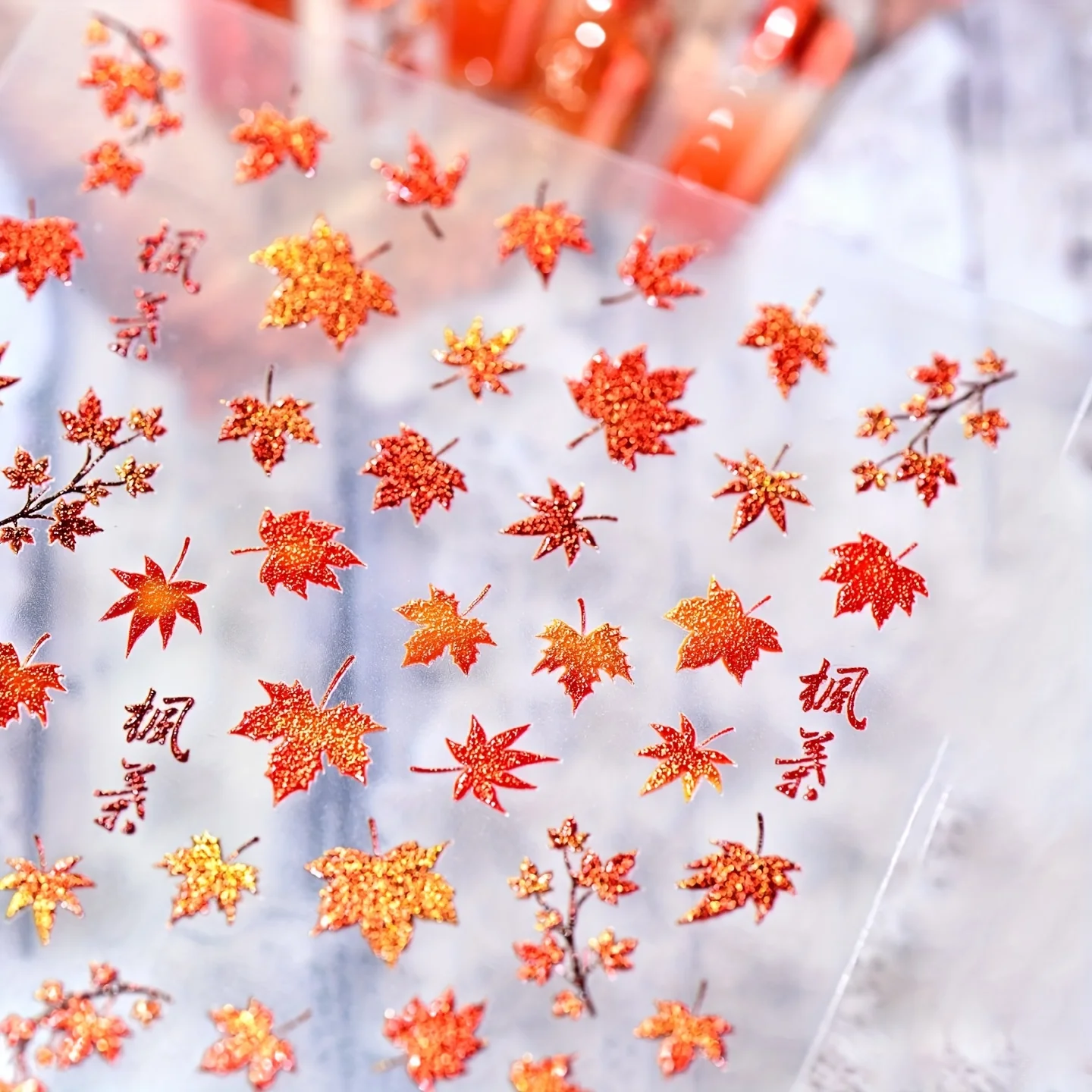 Herbst- und Winter-Nagelaufkleber mit Goldfolien-Ahornblättern - Geprägte, glänzende rote Ahornblätter-Nageldekoration, geeignet für Feiertagspartys. – Detail 9