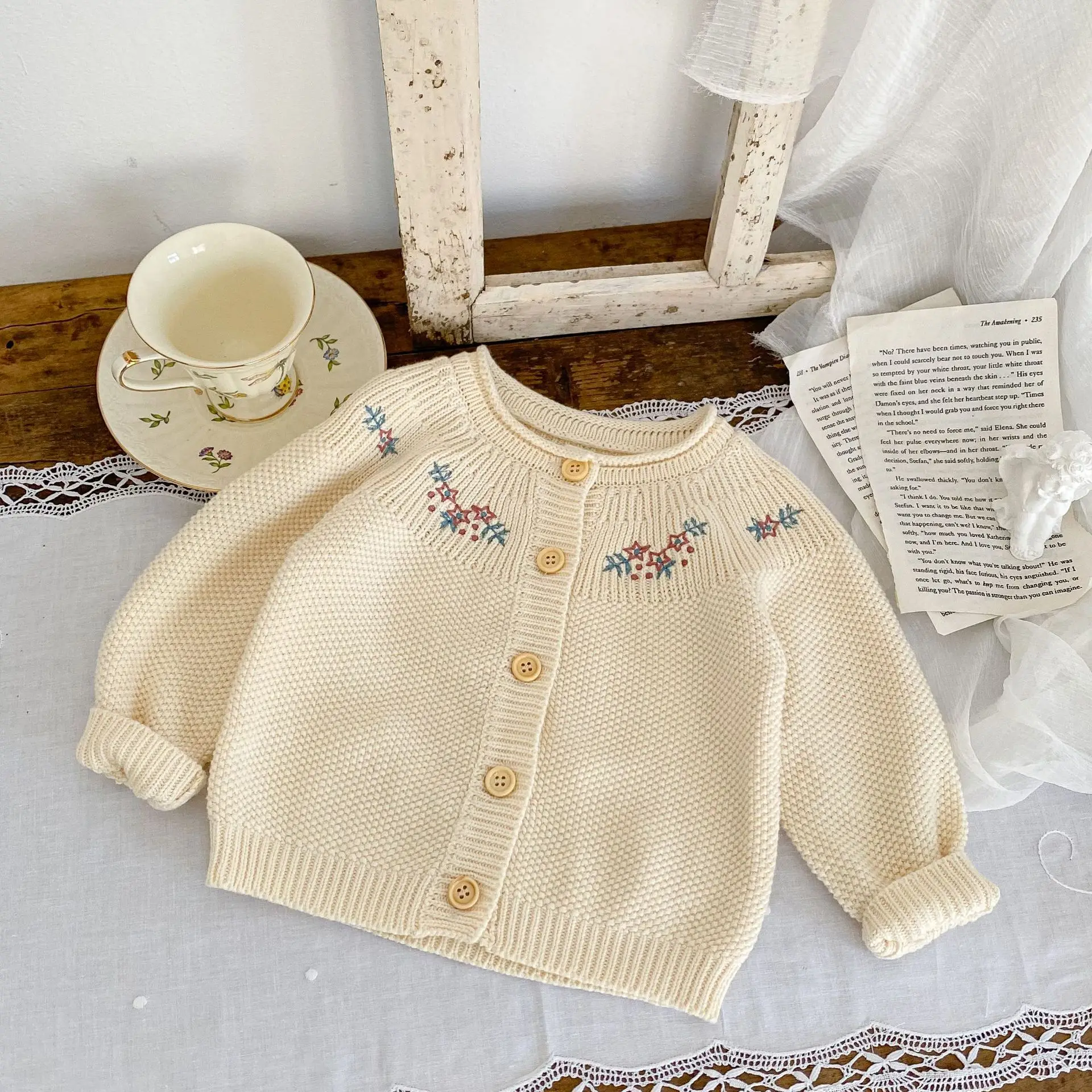 Nueva ropa de otoño para bebés de 0 a 3 años, cárdigan de punto de manga larga bordado simple para bebés
