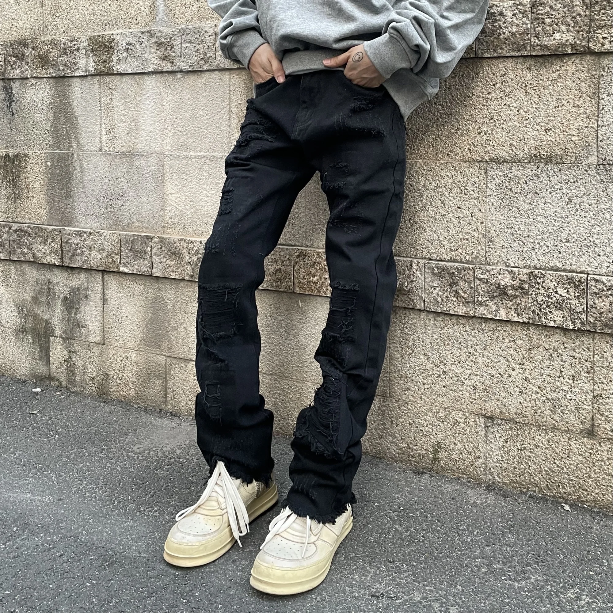 

Мужские джинсы в американском уличном стиле, прямые, с заплатками, рваным краем, зауженные, слегка расклешенные, длинные брюки, черные, трендовые