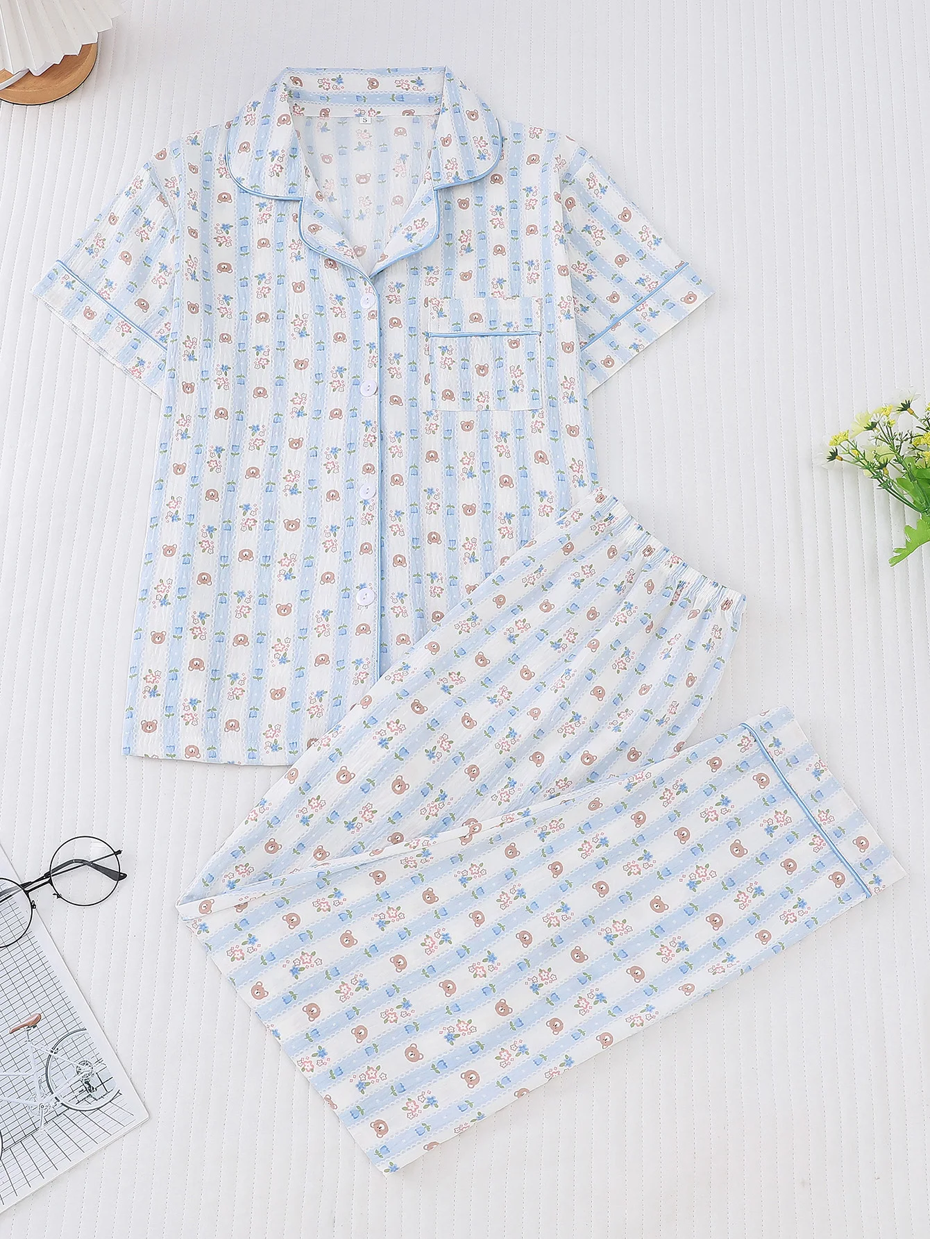 

Женский пижамный комплект с цветочным принтом. Повседневные лацканы с короткими рукавами. Простой топ и свободные эластичные брюки. Милые пижамы и домашняя одежда.