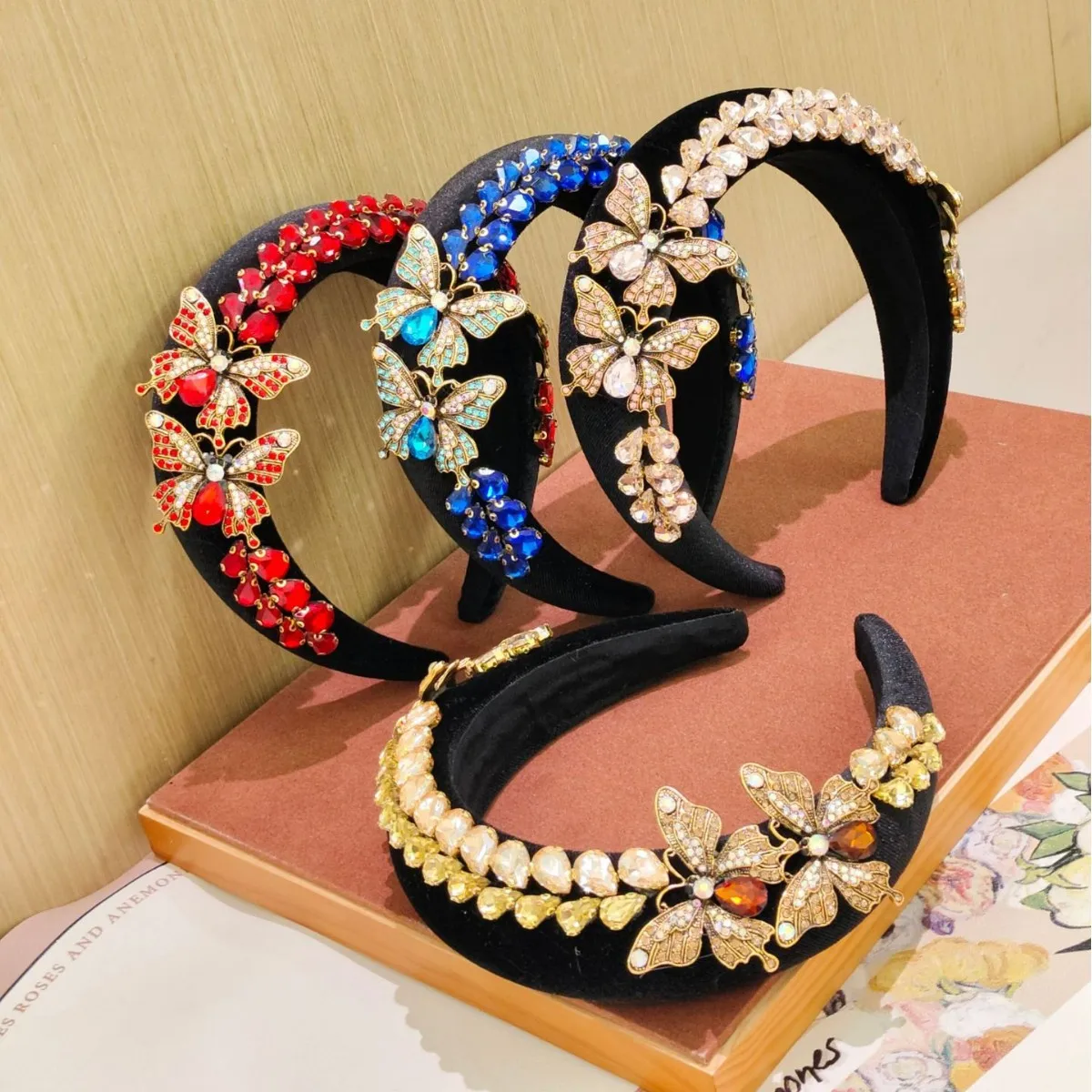 

2025 Autumn and Winter New European and American Vintage Luxury Butterfly Diamond-encrusted Headband