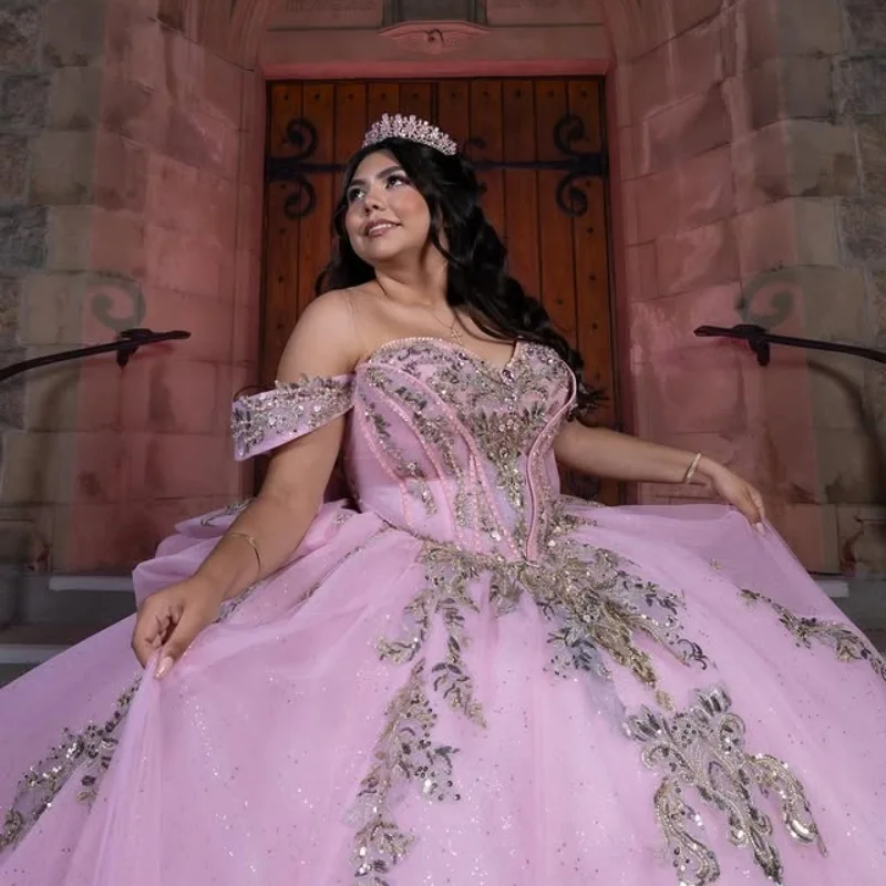 

Блестящее розовое платье Quinceanera с кружевными кристаллами и 3D цветком, золотистая блестящая наклейка с длинным хвостом и бантом, платья de 15, Quinceanera ﻿ Индивидуальный