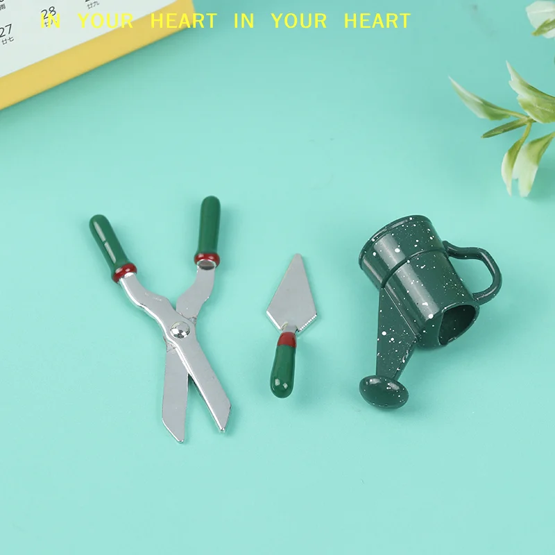 

Набор миниатюрных металлических садовых инструментов для кукольного домика 1:12: лейка, ножницы, лопатка.