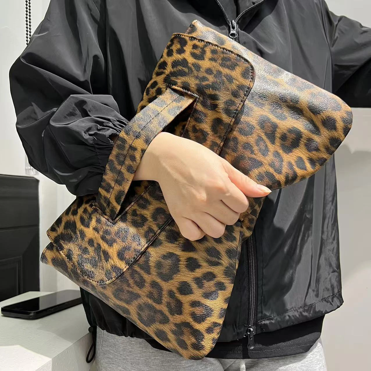 กระเป๋าถือผู้หญิงลายเสือดาวสไต - Women Bags 2026 Trends บทวิจารณ์และราคา