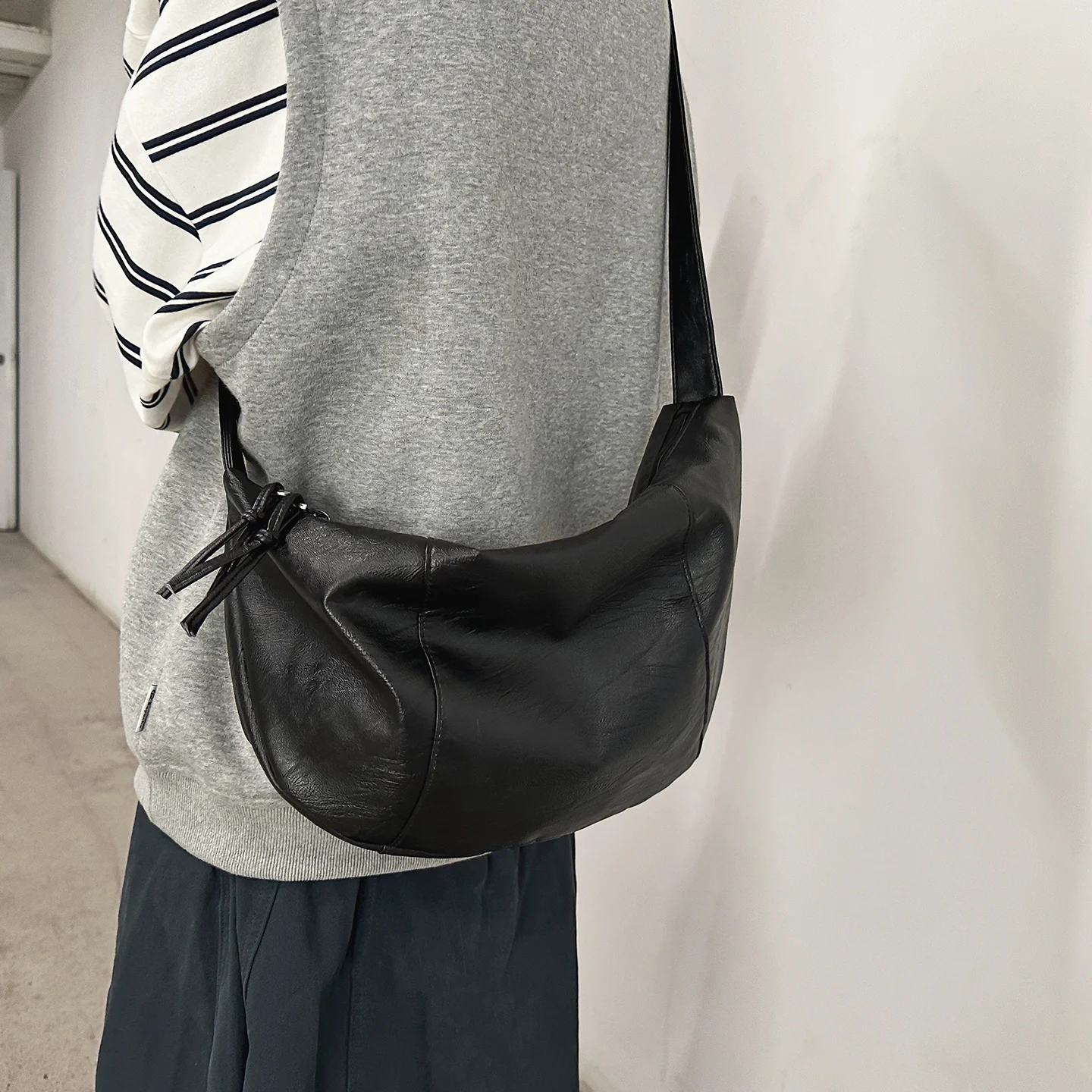 Unisex Crossbody Bag Cycling Bag Dumpling Shape Single Shoulder Bag Leisure Fashion Korean Style PU Leather Luminous Surface