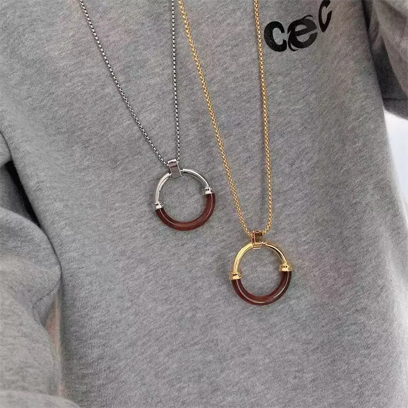 

Fashionable Tortoiseshell Color Spliced Circle Metal Necklace for Women Sweater Chain Daily Commute Accessory