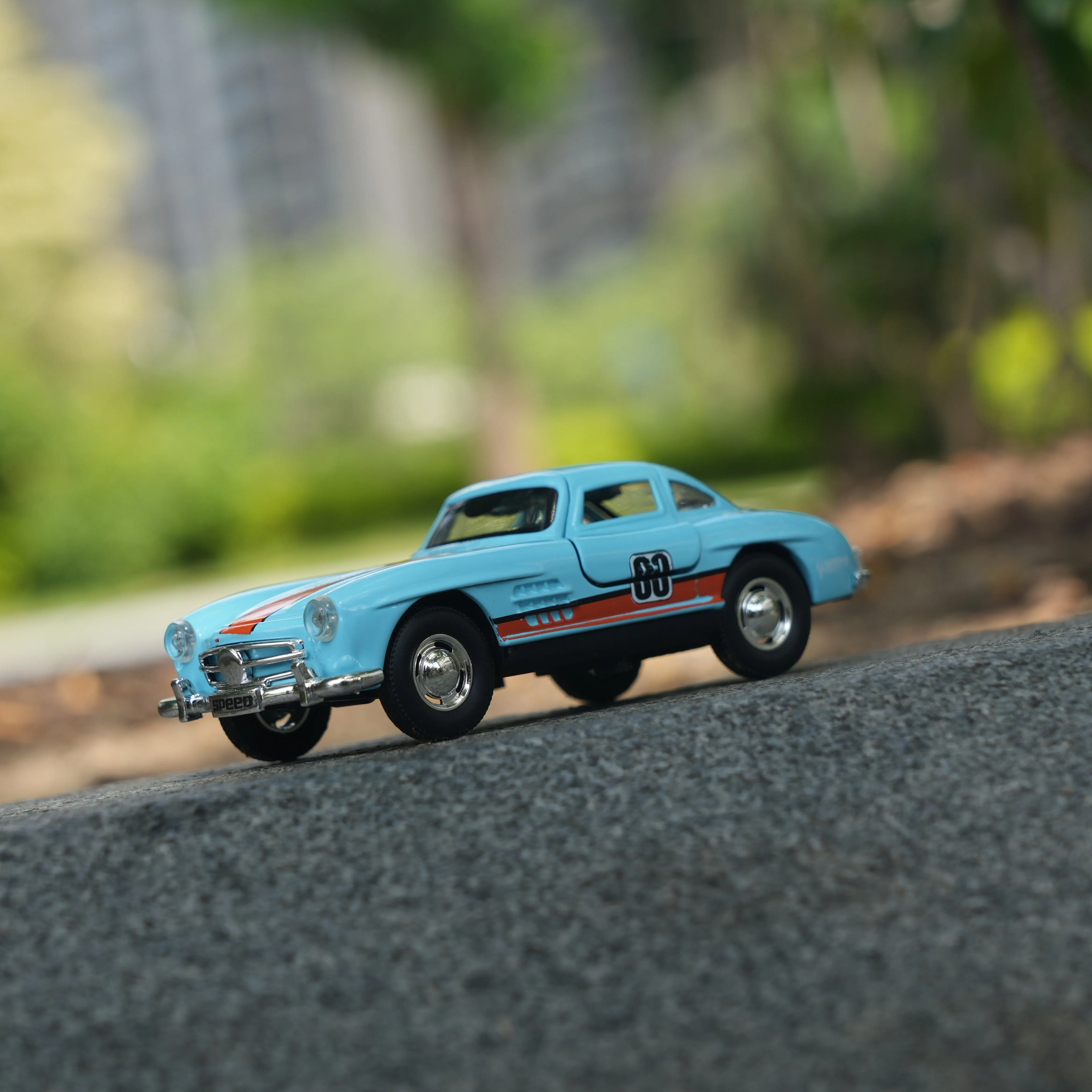 نموذج سيارة محاكاة بمقياس 1:36 مع أبواب مقصية قابلة للفتح - لعبة مجموعة نماذج سيارات السباق الرجعية من سبيكة التراجع