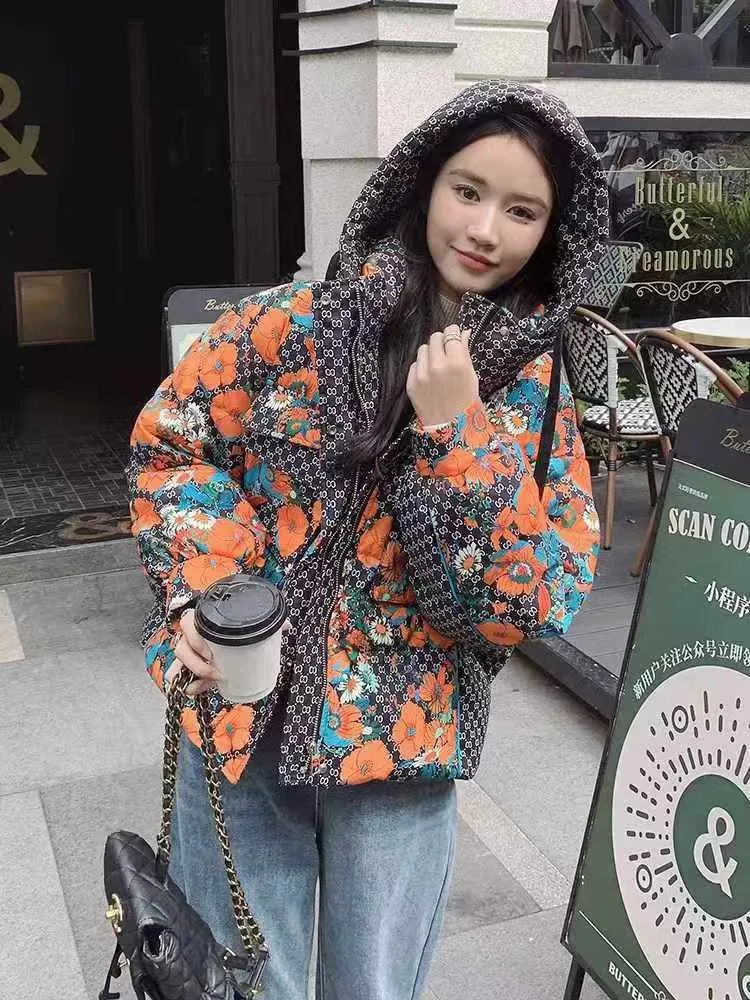 

Новая зимняя женская куртка: 90% белое пальто на утином пуху, короткая и свободная модная куртка с капюшоном и принтом в корейском стиле.