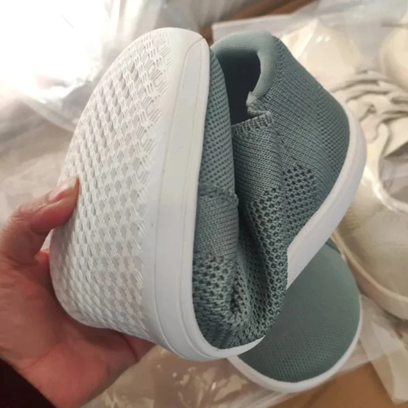 Simple Wide Footed Men's and Women Universal Mesh Breathable Sports Shoes Lightweight Soft Sole Casual Flat Shoes