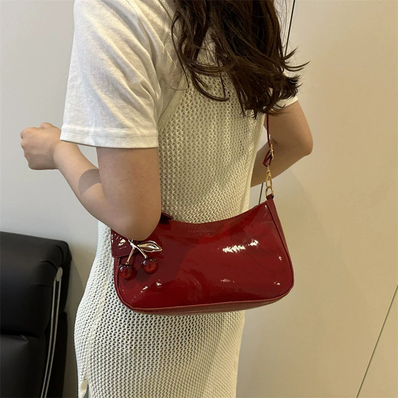 Neue Modische Damen-Handtasche aus PU-Leder, Einfarbig mit Kirsch-Anhänger, Vielseitige Schultertasche, Damen-Umhängetasche für den Alltag – Detail 16