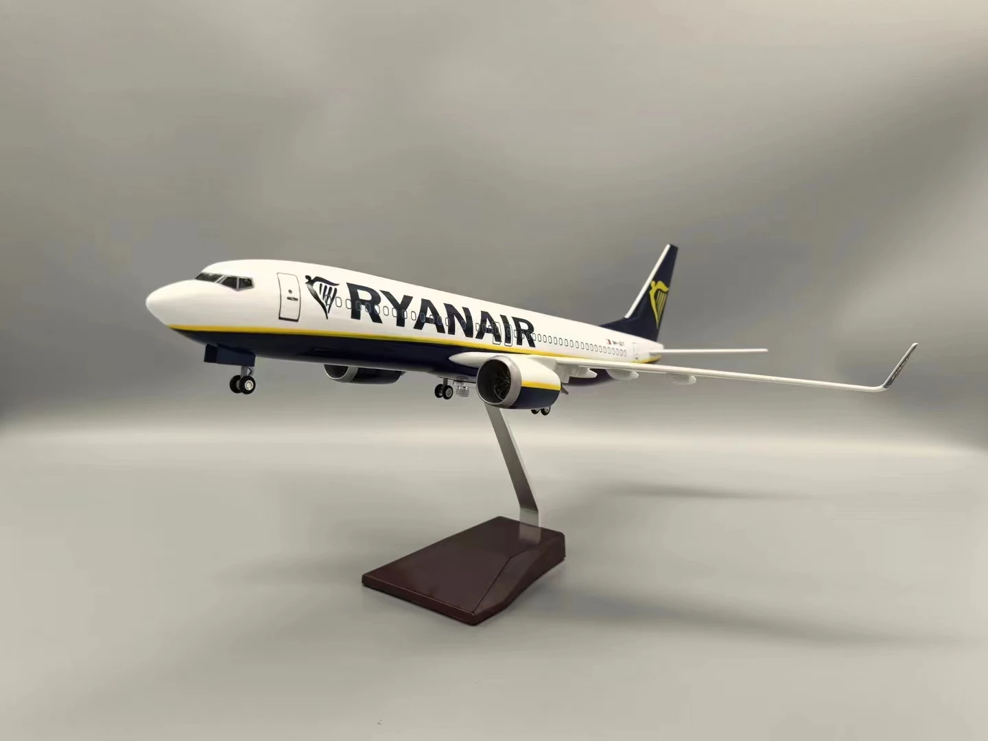 1:85 skala 47cm 737 Model pesawat Ryanair Irlandia B737-800 Model pesawat Resin Die-Cast dengan lampu LED