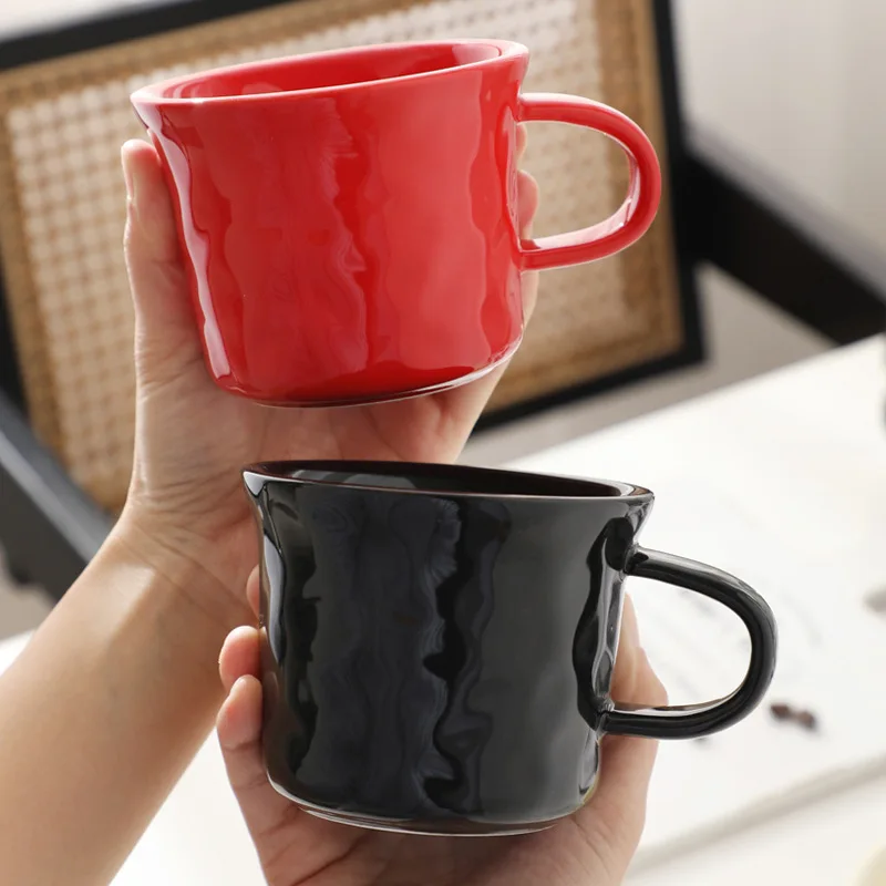 シンプルデザインの陶器製マグカップ　手作り模様入り　水・コーヒー用カップ　カップルお揃い　高級感のあるミニマリストカップ