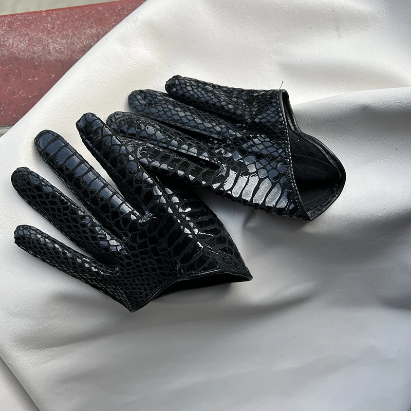 

Men's and women's suede gloves with the same style half-palm men's driving gloves