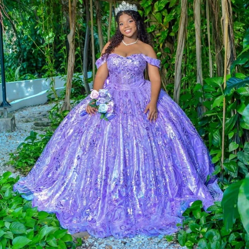 فستان Quinceanera أرجواني مكشوف الأكتاف من الدانتيل اللامع بفيونكة طويلة وذيل طويل فيستدوس دي 15 Quinceanera ﻿ تخصيص