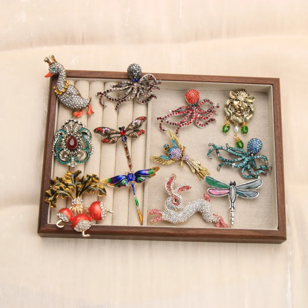 Baroque Luxury Lion, Duck, and Dragonfly Animal and Insect Design Brooches for Men and Women, Jewelry and Fashion Accessories