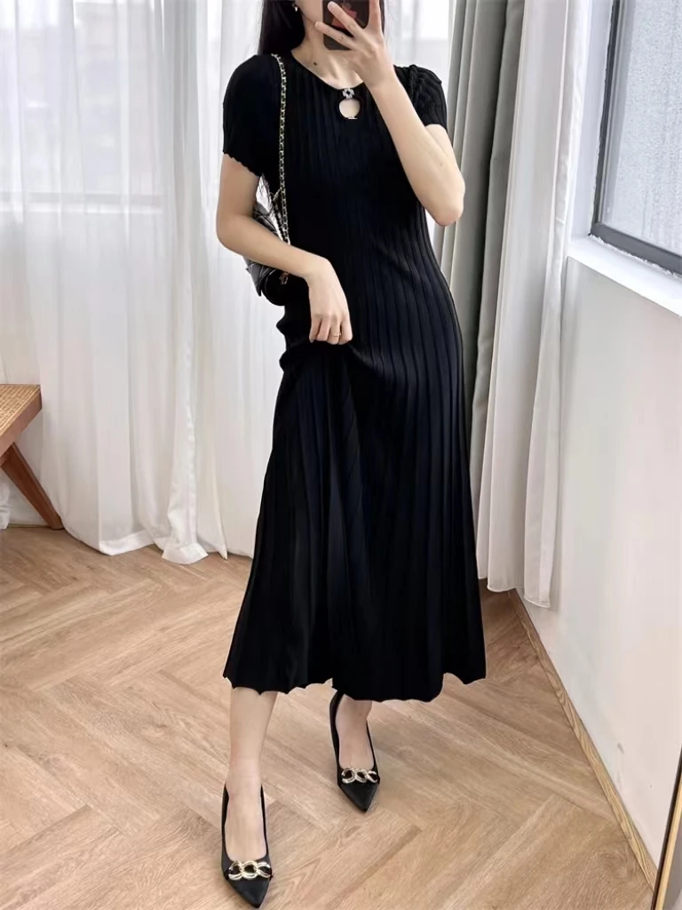 

"Visual slimming 20 pounds" sexy Hepburn style M family style hollowed out waist black pleated knitted dress Long black dress