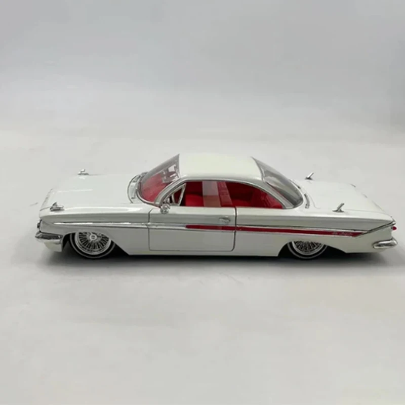 JADA 1:24 Scale 1961 Impala Alloy Car Model Diecast Metal Vehicle Toy Adult Fans Collectible Souvenir Gifts