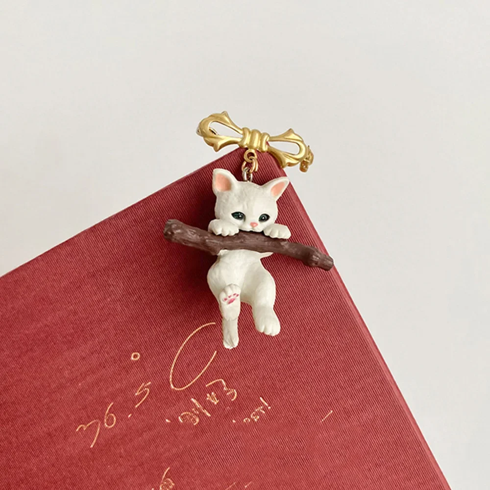 Cute kitten Holding Branch Pendant Brooches Lovely Dog Bites Socks Pins Exquisite Animal Panda Clothing Accessories Fashion Gift