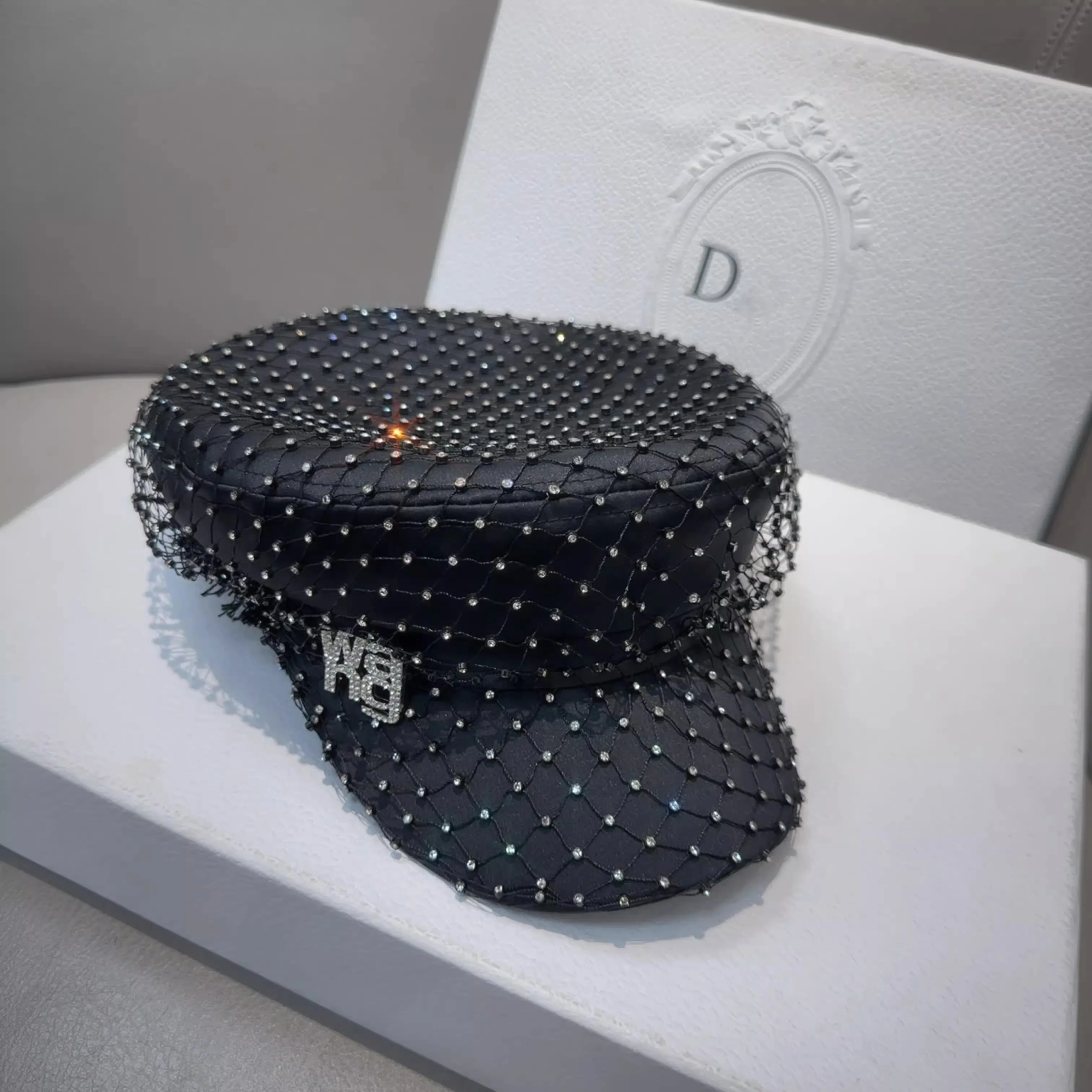 

Vintage Letters Rhinestone Girl Newsboy Cap Black Mesh Full Diamond Decor Naval Style Fashion Luxury Elegant Flat Hat for Party