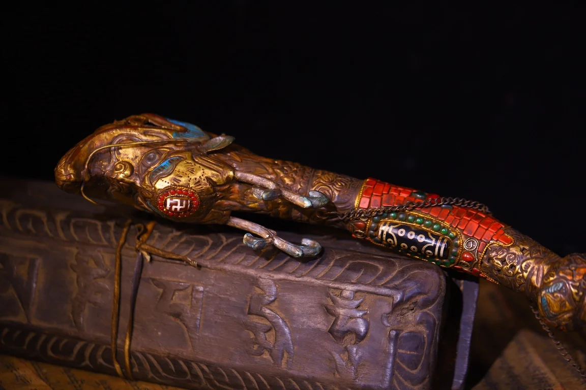 20 "المعابد النيبالية القديمة القديمة البرونزية رسمت فسيفساء جوهرة gZi الخرز الفيروز رأس التنين كانغلينغ بوذا القرن تاون هاوس