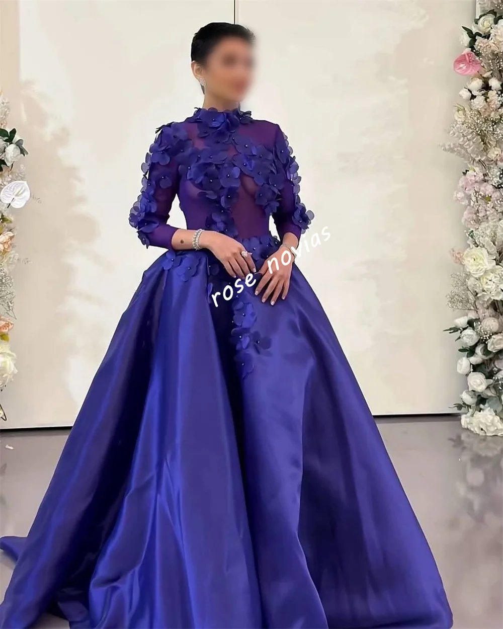 Suknia wieczorowa szyta na miarę, elegancka, na specjalną okazję, z wysokim kołnierzem, w kształcie litery A, do ziemi, z aplikacjami z plisowanej tkaniny charmeuse i kwiatami.