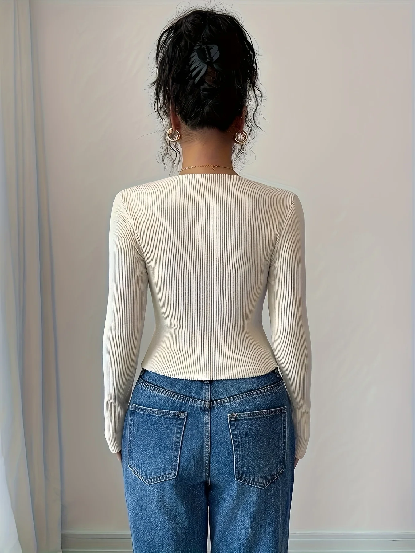 تي شيرت نسائي أنيق للخريف والشتاء محبوك بلون سادة ورقبة غير متماثلة وأكمام طويلة مطوي بقصة ضيقة أنيقة #2