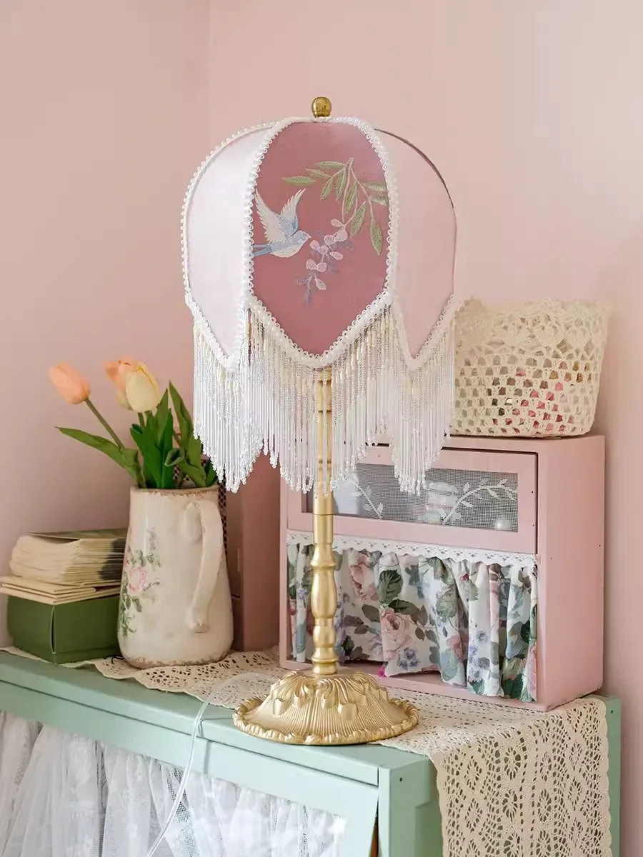 Girl's Heart Princess Room Fan Embroidery French Retro Table Lamp Bedroom Bedside Lamp Pink Tassel Atmosphere Lamp