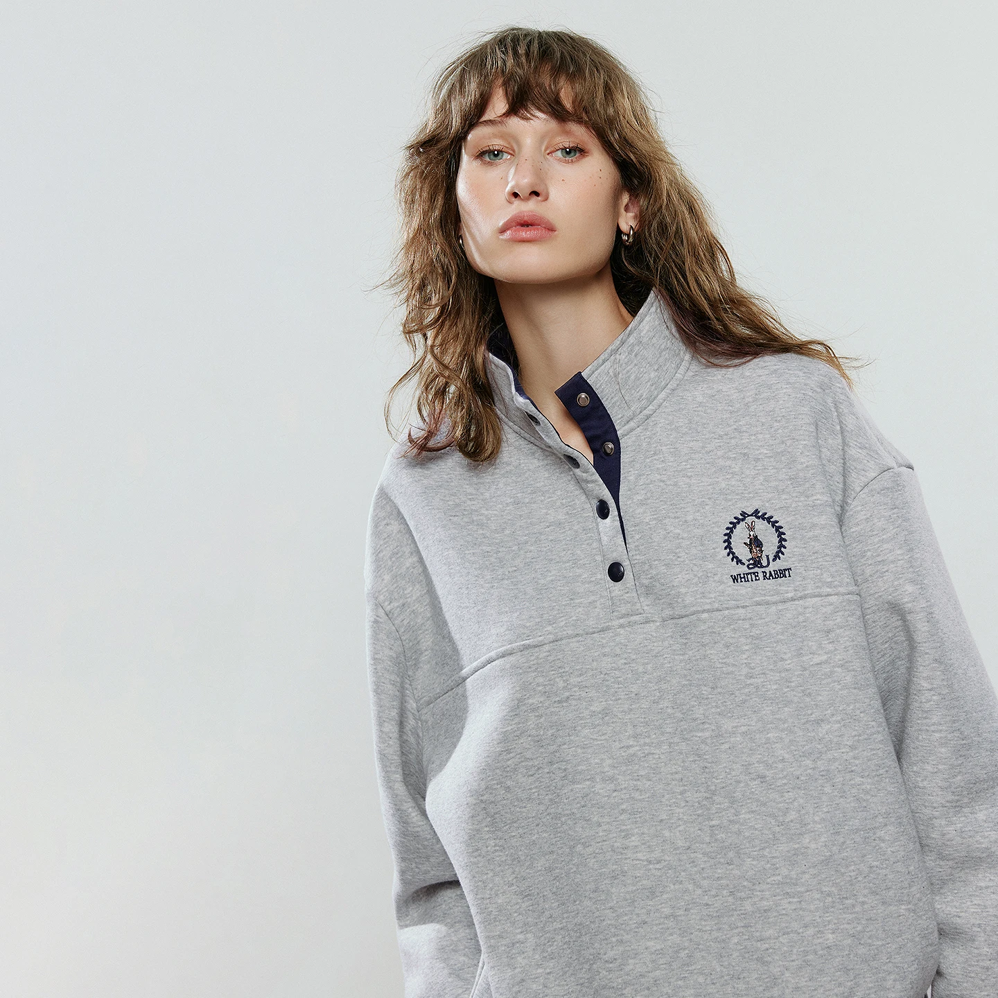 TOYOUTH المرأة هوديس البلوز 2025 شتاء جديد التباين اللون أزرار خاطفة الوقوف طوق أرنب التطريز الدافئة فضفاض القمم #4