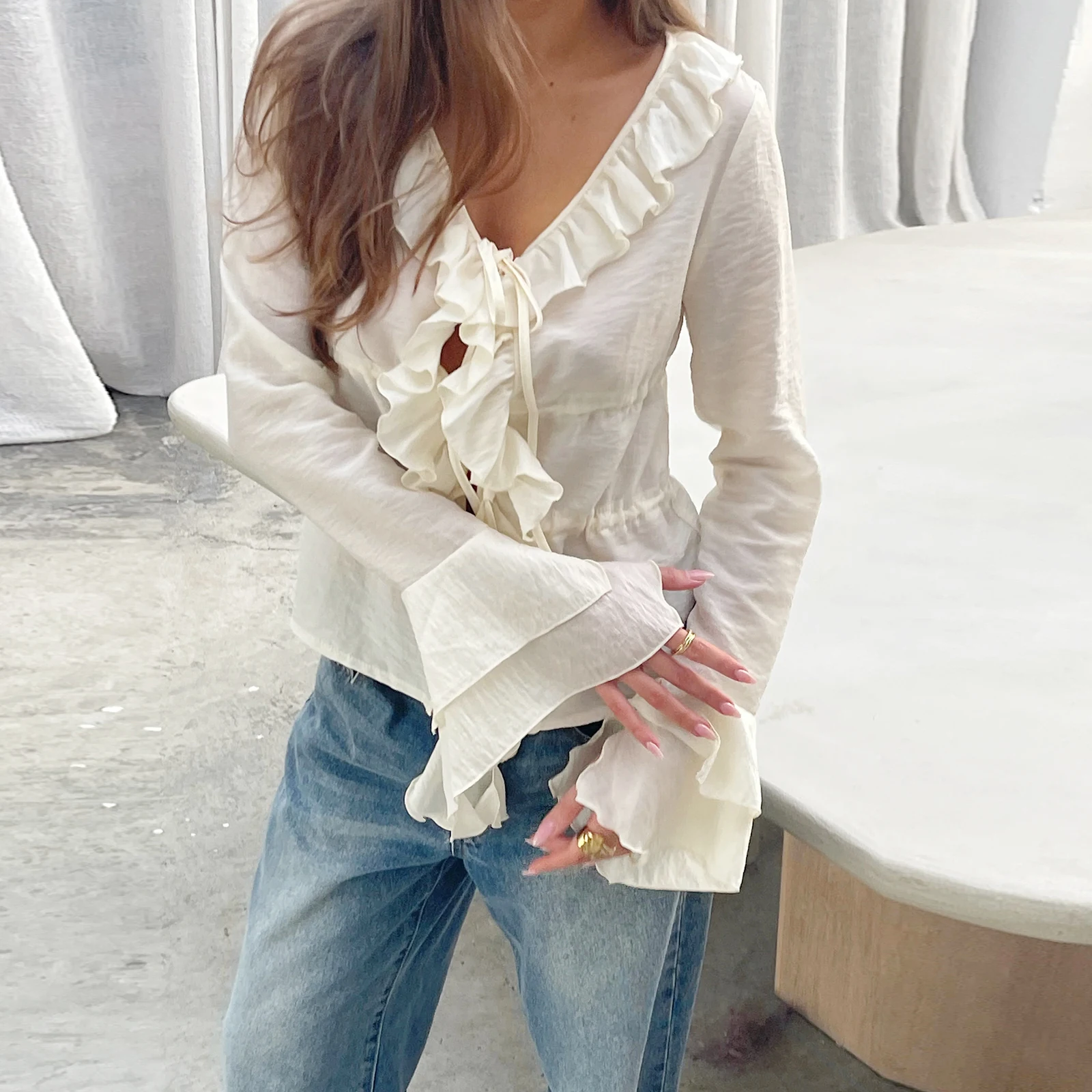 Elegante Damen-Bluse mit einfarbiger, fließender Vorderseite und Fliege, langärmlig, Rüschenbesatz, Hemd mit V-Ausschnitt und Schößchenbluse