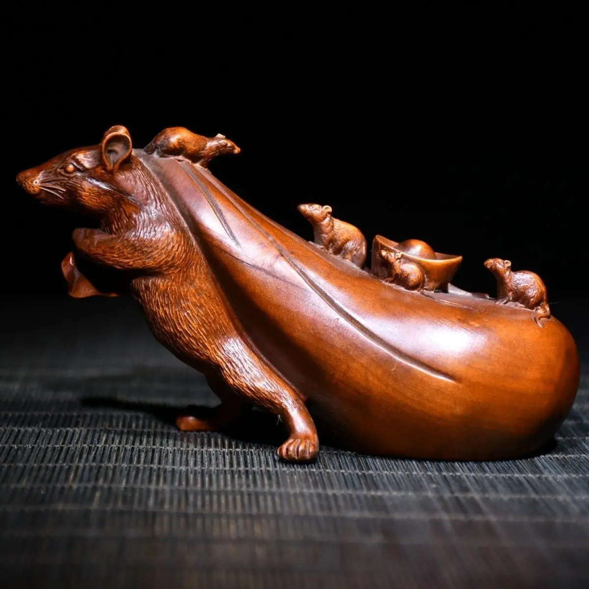 

Old Chinese Wood Boxwood Hand Carved Wealth Bag Mouse Animal Figure Statue Desk Decoration Gift Collection L 12CM