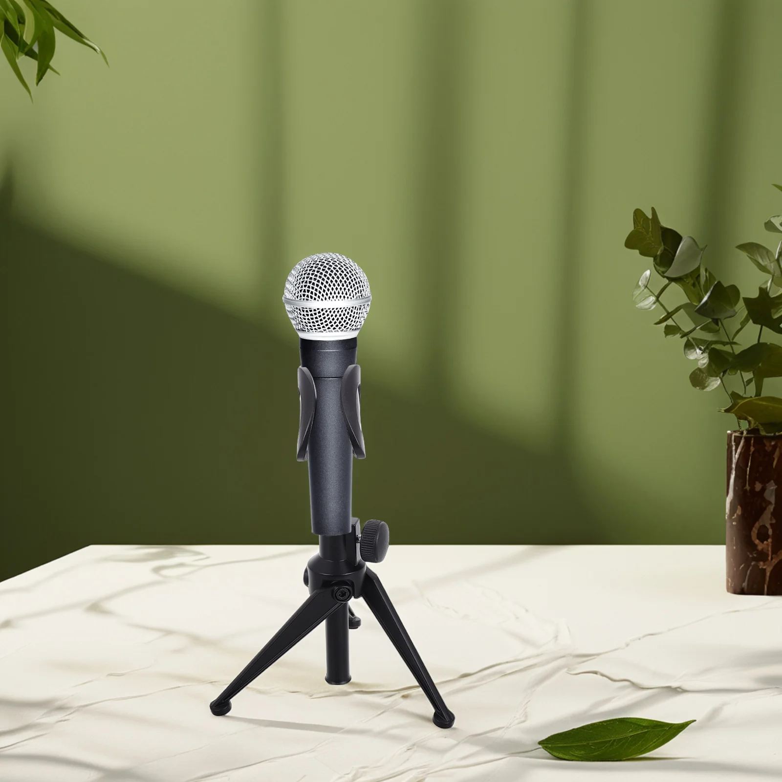 Faltbarer Mikrofonständer für den Desktop-Einsatz, stabile Stativhalterung mit verstellbarem Ausleger, kompatibel mit kabelgebundenen kabellosen Mikrofonen, tragbar