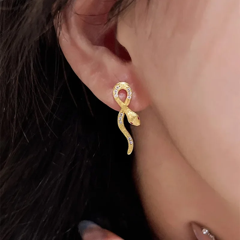 

НОВЫЕ весенне-летние серьги 2024, новые серебряные позолоченные серьги S925 со змеиной обмоткой, модные и высококачественные