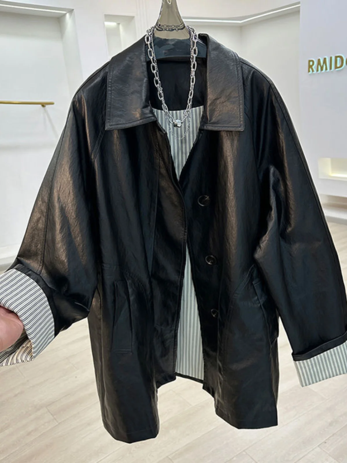 

Повседневная свободная женская кожаная куртка в полоску, модная верхняя одежда, весна 2025, корейский стиль, для поездок на работу, из полиэфирного волокна
