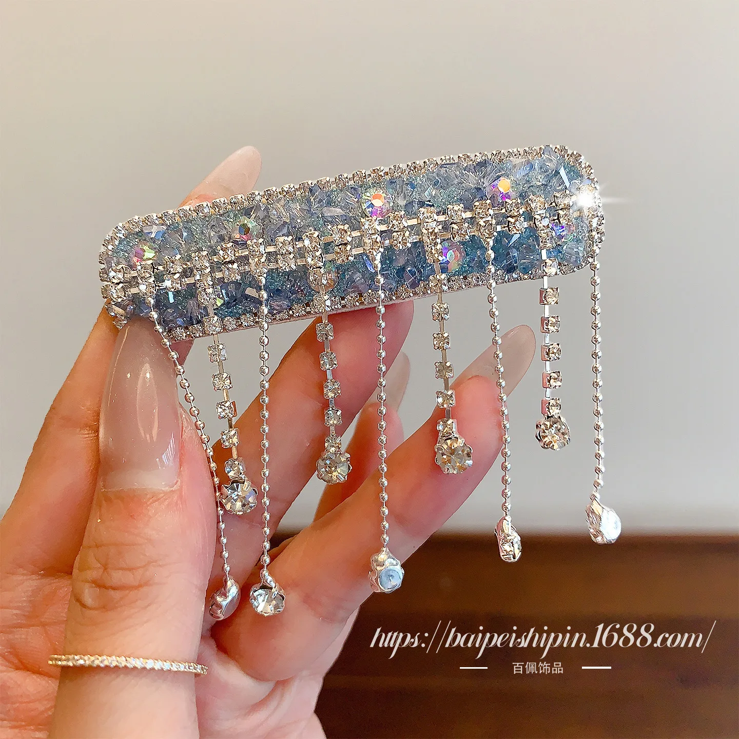 

1 шт. Новинка 2026 года: Китайская монгольская этническая заколка для волос с цирконом, серебряным колокольчиком и кисточкой, для боковых прядей, элитная, элегантная