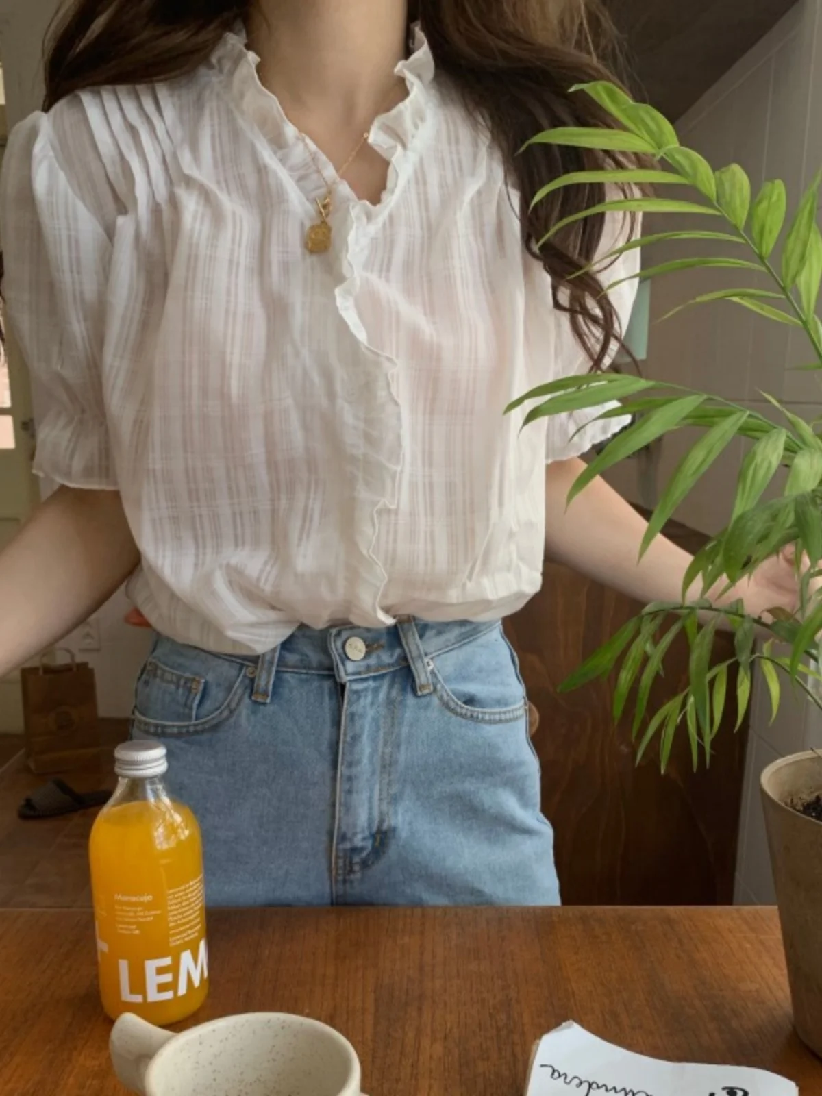 قميص نسائي أنيق برقبة على شكل حرف V صيفي منعش وحلو وفضفاض ورقيق وأكمام فقاعية وأزرار كورية بقصة مستقيمة وطول قصير