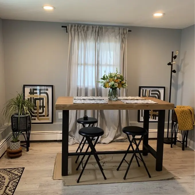 

Комбинация барного стола и стула из цельного дерева, бытовая стена, длинная полоса, узкий стол, балкон, высокий стол в индустриальном стиле, простой