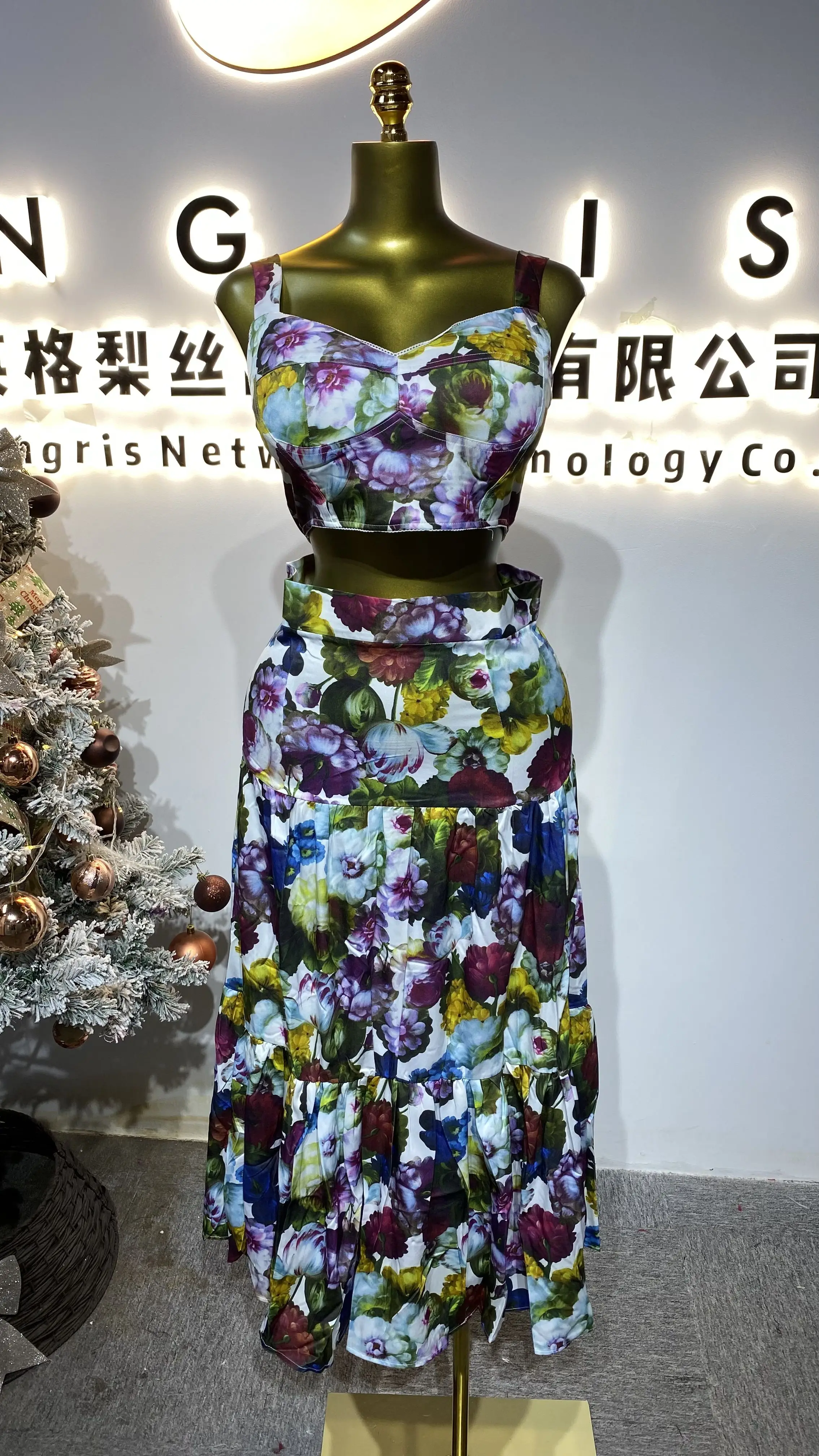 

French retro floral two-piece vacation set, chic, youthful, and sexy long dress with camisole.-GZXX204