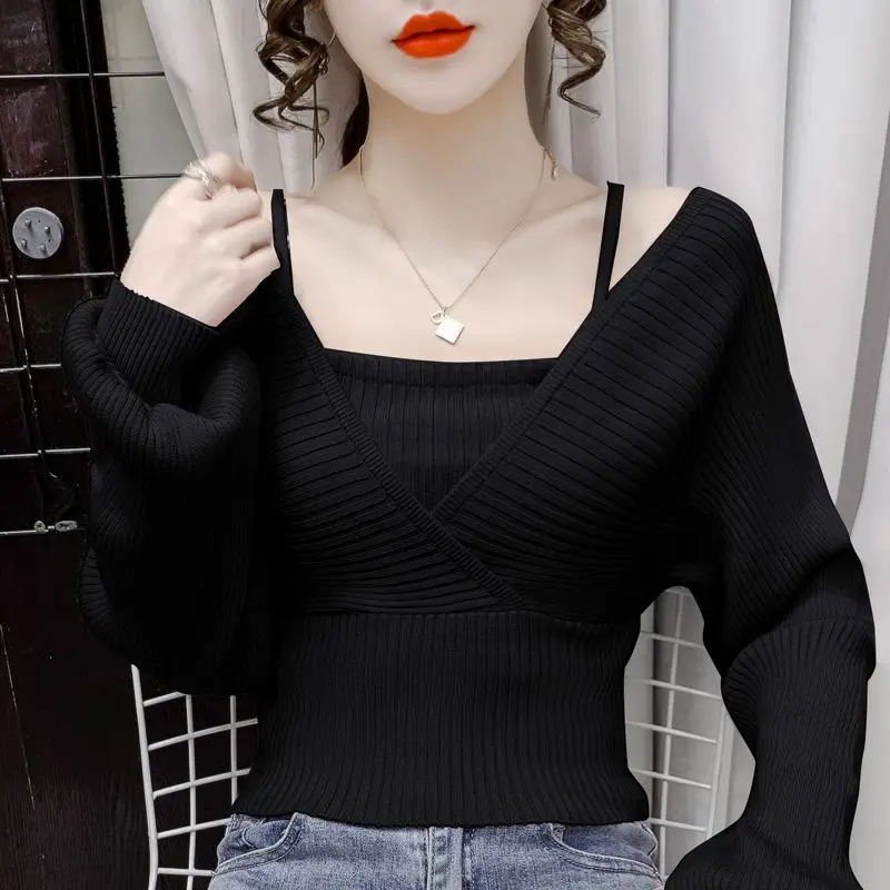 Chic Top Autumn Women's New Slim Fashionable and Stylish Short Style Strap Fake Two Piece Autumn Knitted Shirt