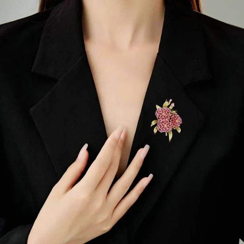 

Fashionable hydrangea brooch, fashionable anti-glare coat accessory, design sense, niche brooch pin for women 101