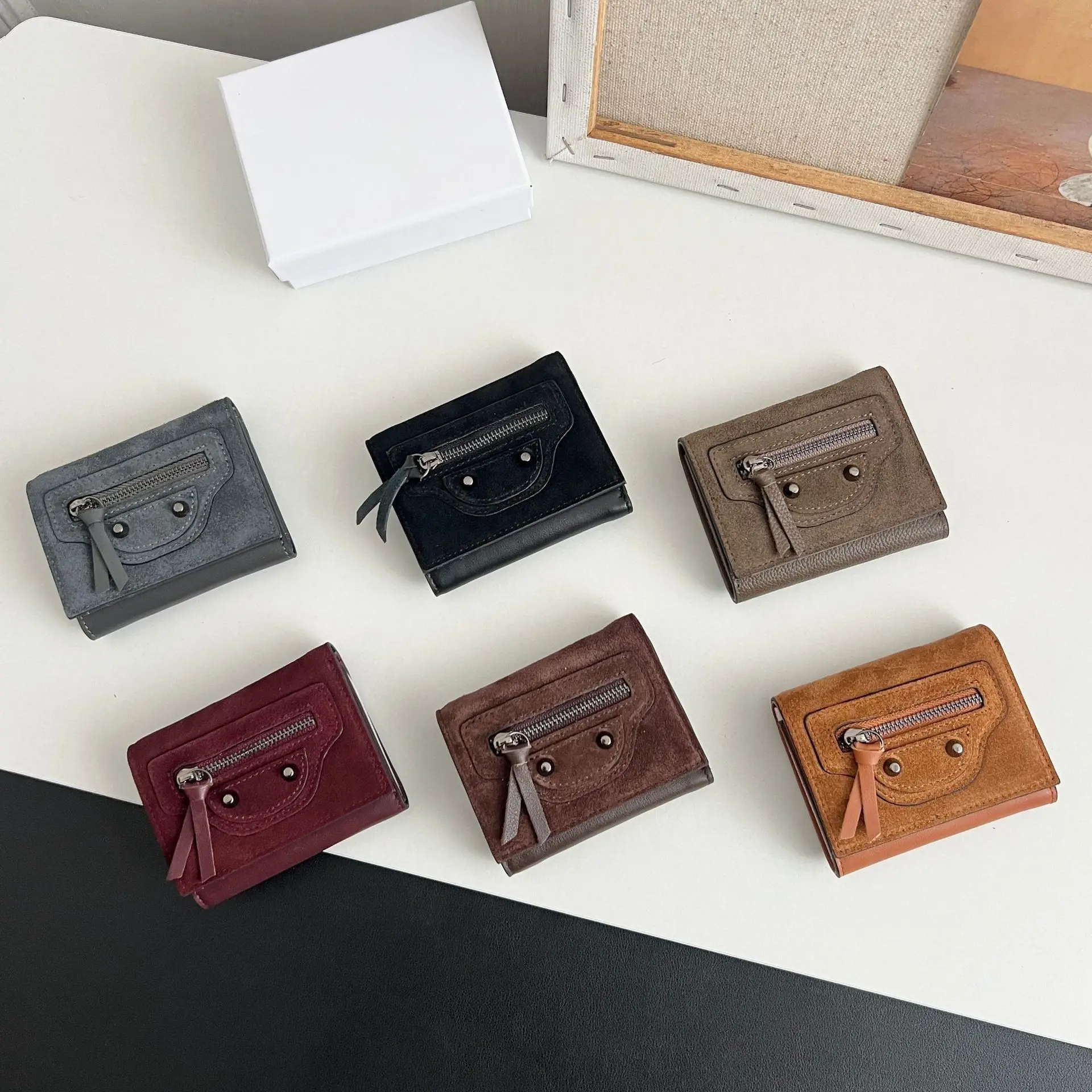 

Женский матовый кошелек из натуральной кожи, короткий тройной кошелек, винтажные держатели для карт с заклепками, клатч с застежкой, модные кошельки для монет, маленькая сумочка