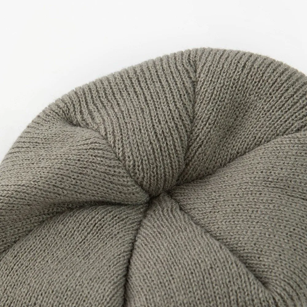 Modische, dicke, warme, gestrickte Mütze mit Ohrenklappen, kurzer Schirm, einfarbig, weich, mit Futter, für den Außenbereich – Detail 6