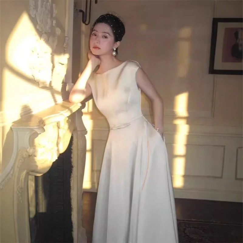패셔너블한 프렌치 새틴 라이트 웨딩 드레스 2026 신상 심플한 신부 약혼 드레스 우아한 화이트 드레스 고급스러운 느낌