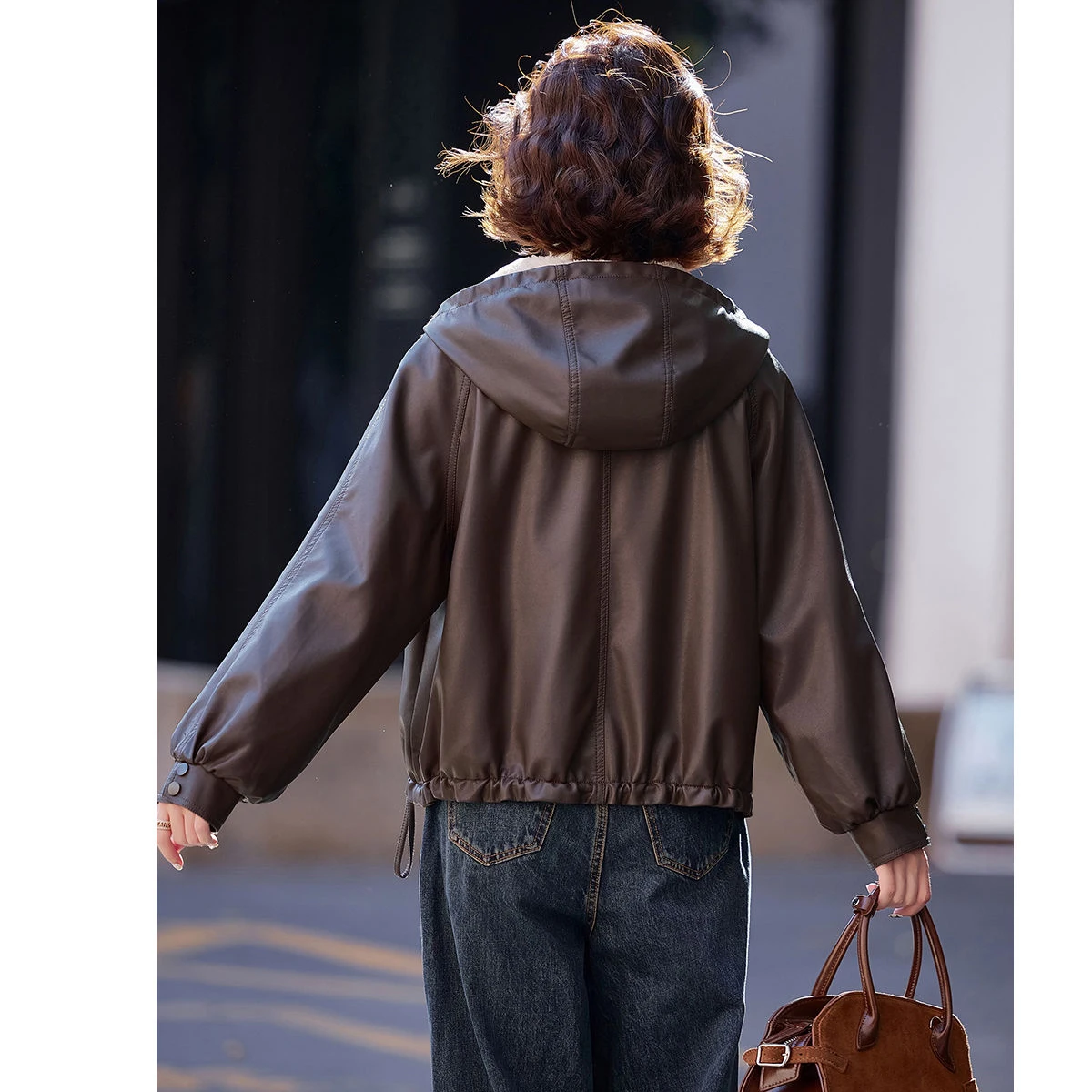 プラスベルベット肥厚暖かいレザーパーカー秋冬新シックカジュアルルーズファーワンピースフード付きジャケット女性の生き抜く